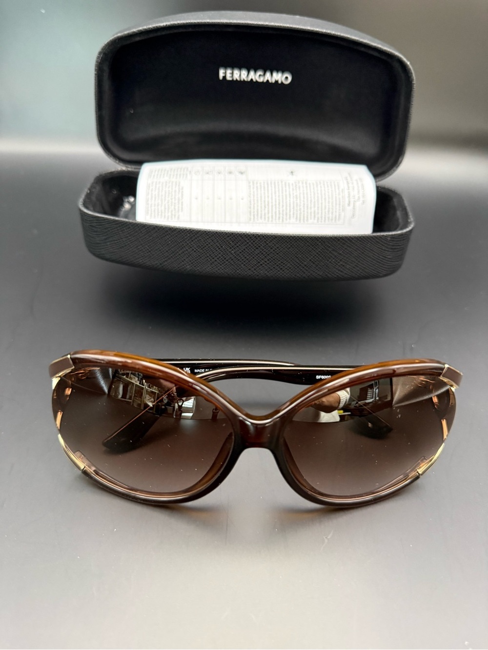 Salvatore Ferragamo Gancini Horshie logo in Gold Tones Sunglasses